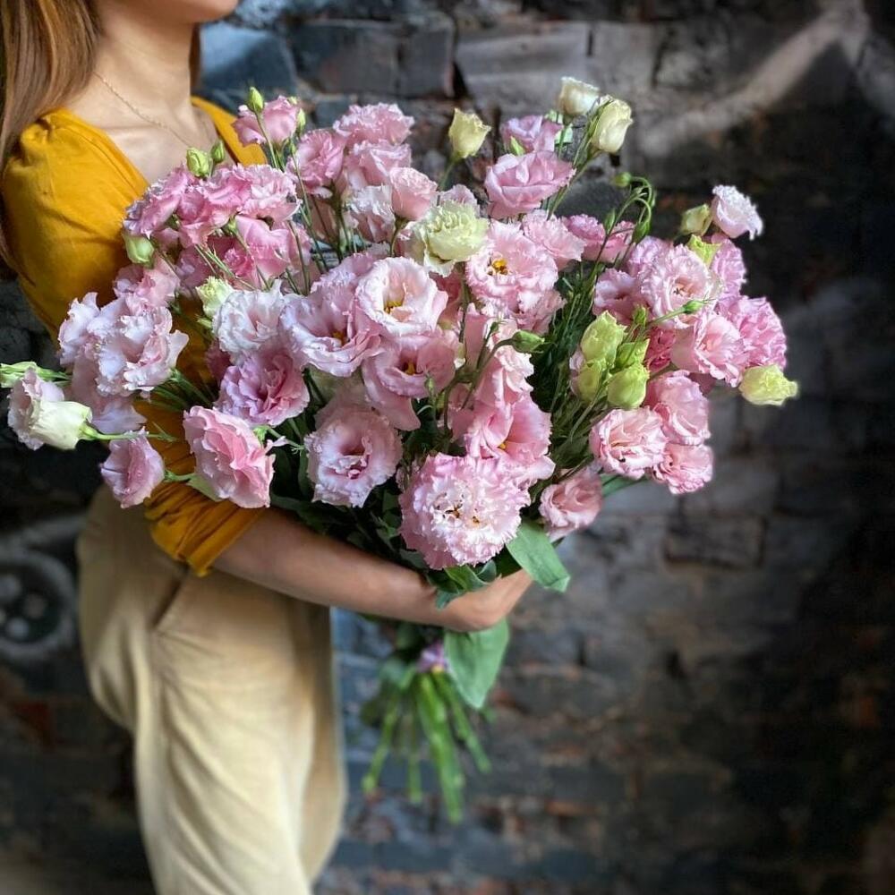 Букет из 25 розовых эустом (лизиантусов) в стильной упаковке 