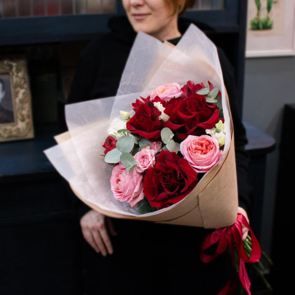 Букет из французских и пионовидных роз с эустомой, кустовой розой и эвкалиптом