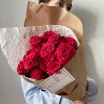 3 красных кустовых роз в крафте