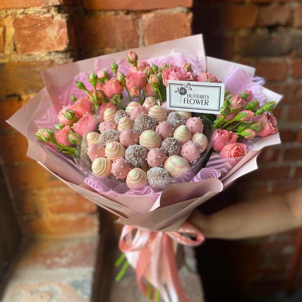 Съедобный фруктовый букет из клубники в шоколаде и кустовой розы в стильной упаковке "Японский сад" Съедобный фруктовый букет из клубники в шоколаде и кустовой розы в стильной упаковке "Японский сад"