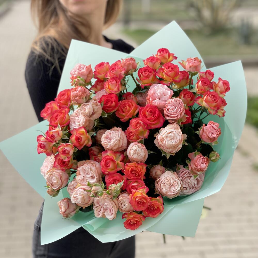 Букет из разноцветной веточной розы